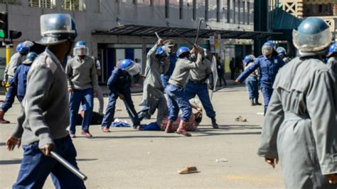 Los periodistas en Zimbabue también son víctimas de la represión policial