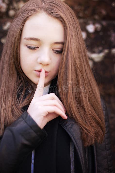 Tiener Met Haar Vinger Aan Haar Lippen Voor Stilte Stock Foto Image