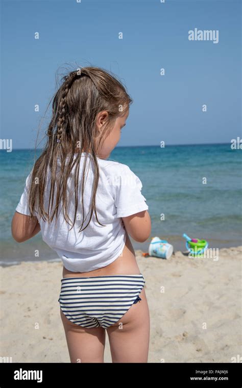 Kleines Mädchen Am Strand Stockfotografie Alamy