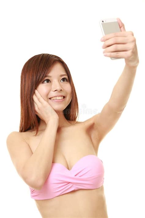 La Jeune Femme Japonaise Dans Un Bikini Rose Prend Un Selfie Photo