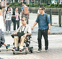 張偉文暴瘦100磅輪椅代步 - 東方日報