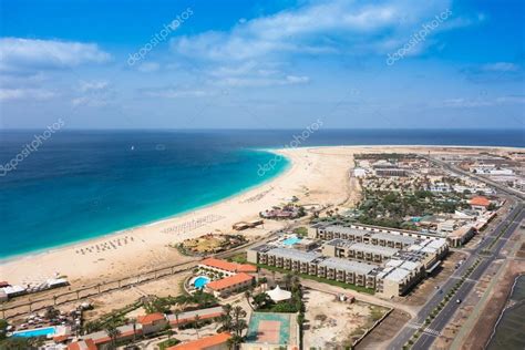 Cabo verde é um país muito focado no turismo e é nessa área que estão os alicerces da sua economia. Vista aérea da praia de Santa Maria em Sal Island Cabo Verde - Cabo — Stock Photo © sam741002 ...