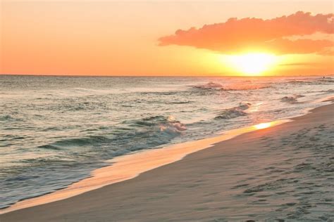 Destin Florida Is Well Known For Its Spectacular Sunsets The Emerald