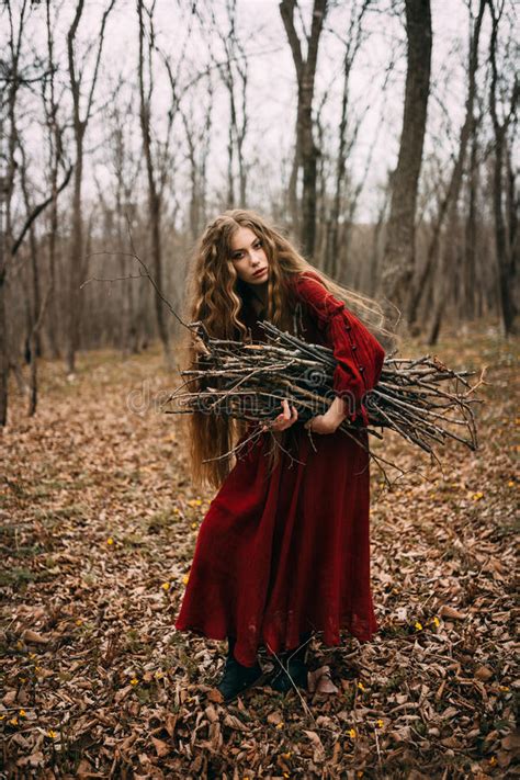 Молодая ведьма в лесе осени Стоковое Фото изображение насчитывающей