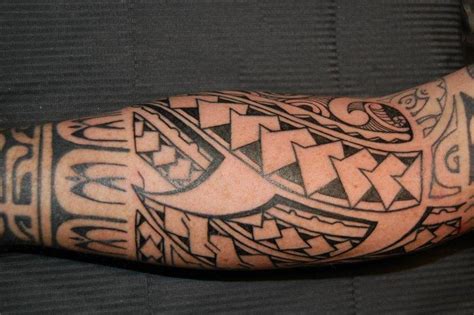Voir plus d'idées sur le thème tatouage maori, tatouage polynésien, tatouage mahori. Tatouage polynésien avant bras bracelet - Modèles et Exemples