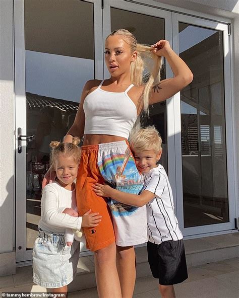 Tammy Hembrow Shares The First Photo Of Her Sister Amys Newborn Daughter Aurora Daily Mail Online