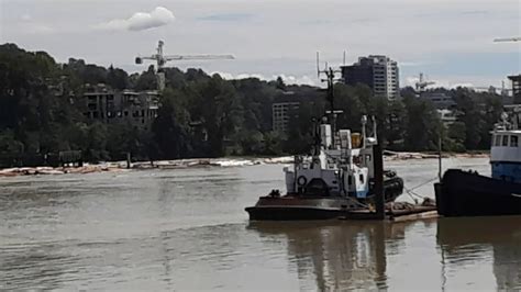 Tugboat Travelling Down The Fraser River Youtube