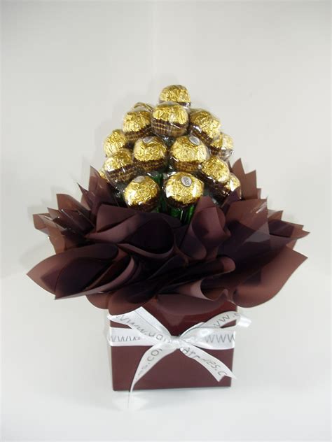 Choose chocolates with gold foil like ferrero rocher or chocoladorro and a suitable form. Картинки по запросу bouquet di ferrero rocher | 초콜릿 부케 ...