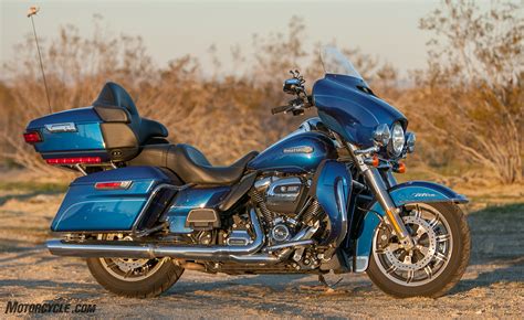 Von vorderen fendern, der verkleidung, dem solosattel bis hin zu den koffern und der dreifarbigen lackierung. Review of Harley-Davidson Electra Glide Ultra Classic 2017 ...