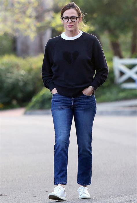 Jennifer Garner Wears Mom Jeans And Sleek Sneakers To Walk Her Cat In A