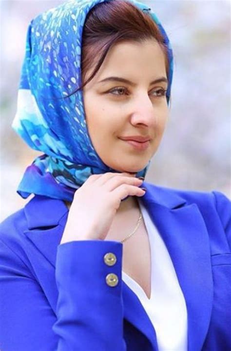 Frau in blau mit blauem Kopftuch | Kopftücher, Kopftuch, Tuch