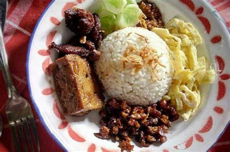 Salah satu nasi khas betawi yang semakin sulit ditemukan adalah nasi ulam. Nasi Kuning Ketan Betawi / Bagaimana Bikin Nasi Uduk ...