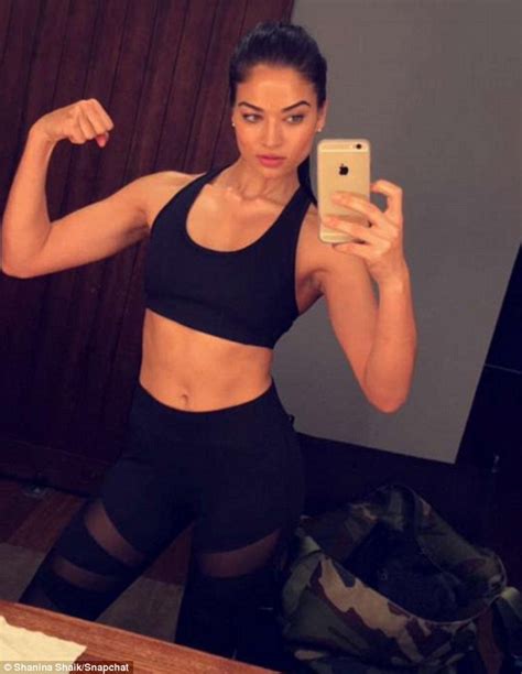 Victorias Secret Model Shanina Shaik In Post Workout Instagram Selfie Daily Mail Online