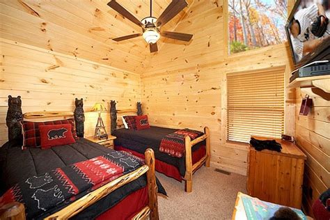 This 5 bedroom pigeon forge cabin rental is located just a stone's throw from dollywood and all other attractions in pigeon forge and minutes from downtown gatlinburg! Dont Blink: Pigeon Forge TN 5 Bedroom Vacation Cabin ...