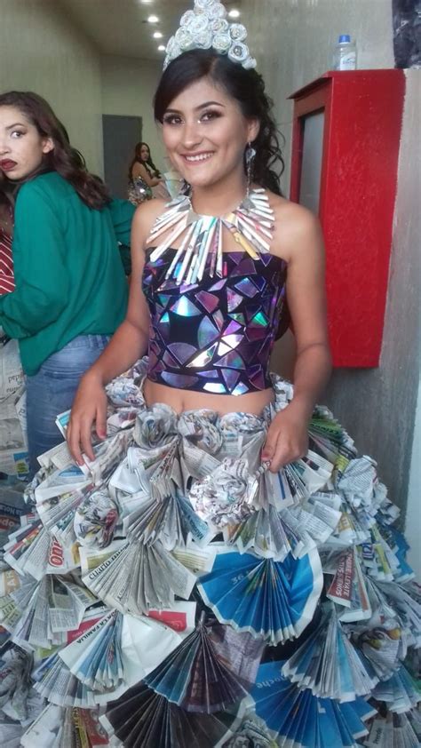 en la preparatoria hubo un concurso donde el vestido hecho con materiales reciclados y el más