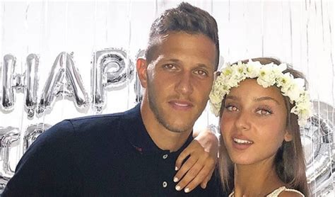 נטע אלחימסטר, הדוגמנית של רמי גרשון, תפסה שורה ראשונה עם אחותה ספיר ועם החברה הטובה והמאורסת קורל סימנוביץ', ואיך לא, אחרי שהשתיים טסות בכל העולם לצורך קמפיינים ובילויים. קולולו: רמי גרשון ונטע אלחמיסטר מתחתנים - כלבו - חיפה והקריות