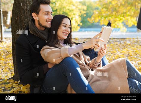 hermosa pareja joven en encanta pasar tiempo juntos en el parque en otoño leyendo un libro
