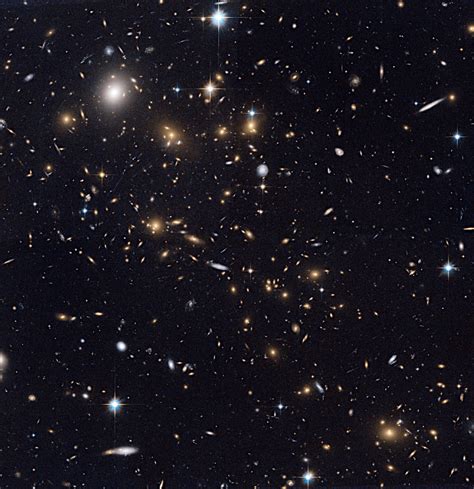 ぎょしゃ座の銀河団macs J071753745 〜 ハッブル宇宙望遠鏡が撮影 アストロピクス