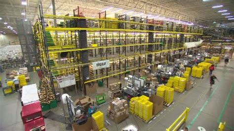 Amazon To Bring 1000 Jobs To Illinois Open First Warehouse In Chicago