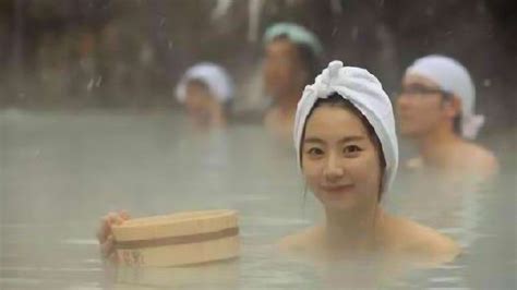 日本人泡温泉“男女共浴”，难道真的不尴尬吗？其实很正常！腾讯视频