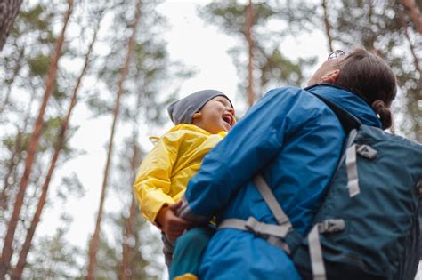 Familia Feliz Mamá Y Niño Caminan En El Bosque Después De La Lluvia En