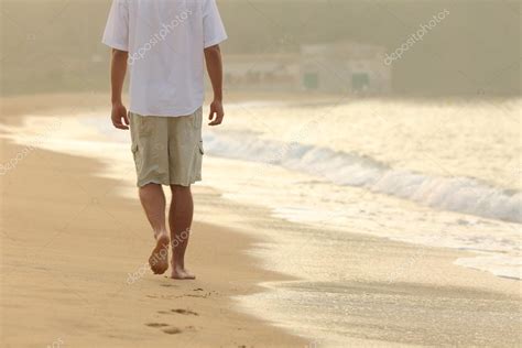 Hombre Caminando Y Dejando Huellas En La Arena De Una Playa