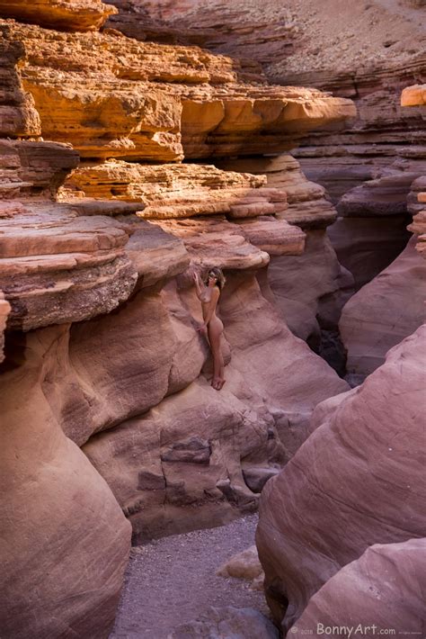 Masked Nude Beauty In The Red Canyon Free Full Hd Photo Bonnyart