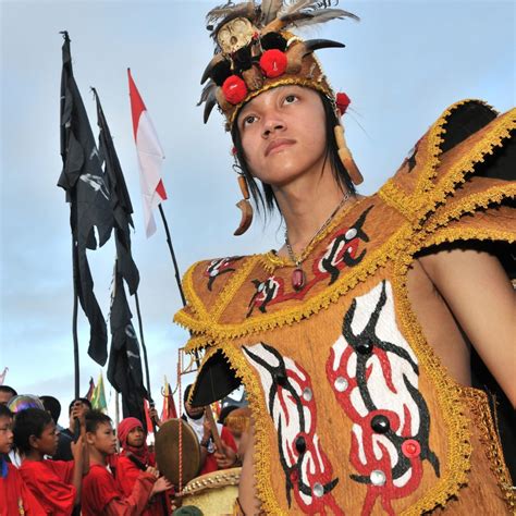 Gambar Tato Orang Dayak Motif Dayak Tato Baju Adat Batik Wanita