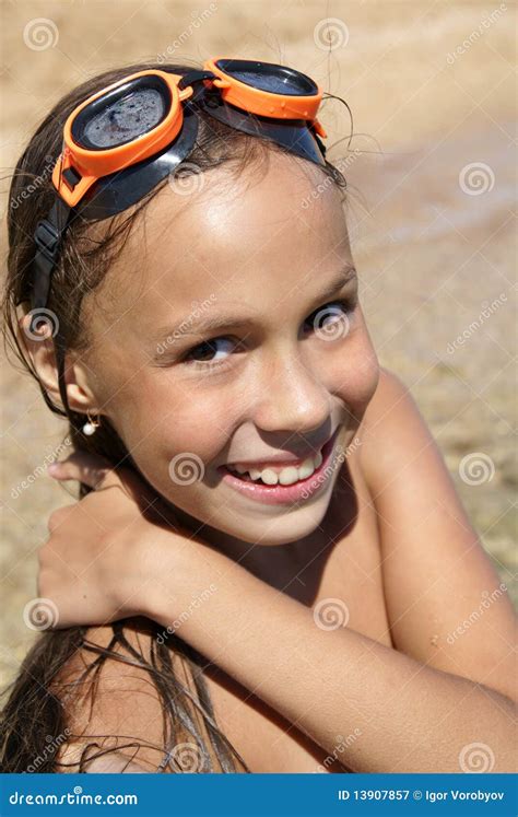 menina do preteen na praia do mar imagem de stock imagem de praia beleza 13907857