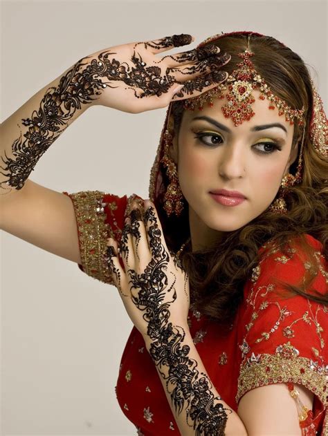 In indian culture, henna tattoos play a vital role in marriage. Most beautiful henna tattooed indian bride - Design of ...