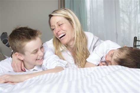 Mutter Und Sohn Die Sich Zusammen Im Bett Entspannen Stockbild Bild