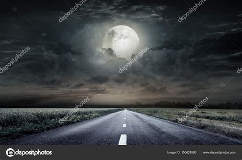 Camino En La Noche Fotografía De Stock © Krivosheevv 150629580