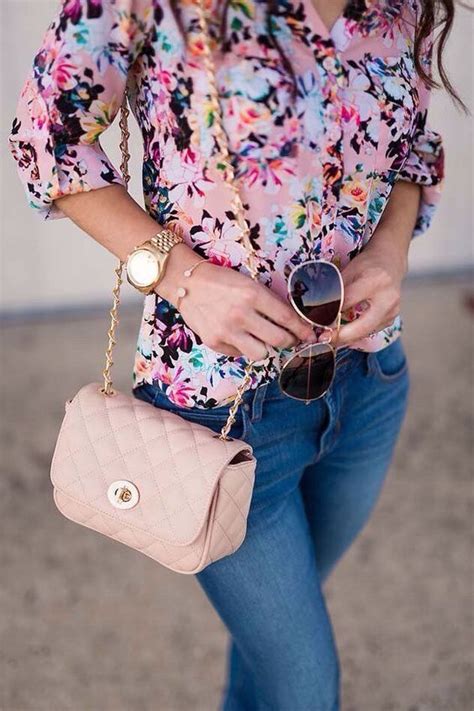 Spring floral pattern skirt with black heels and black shirt. 20 Feminine Floral Blouse Outfits For Spring - Styleoholic