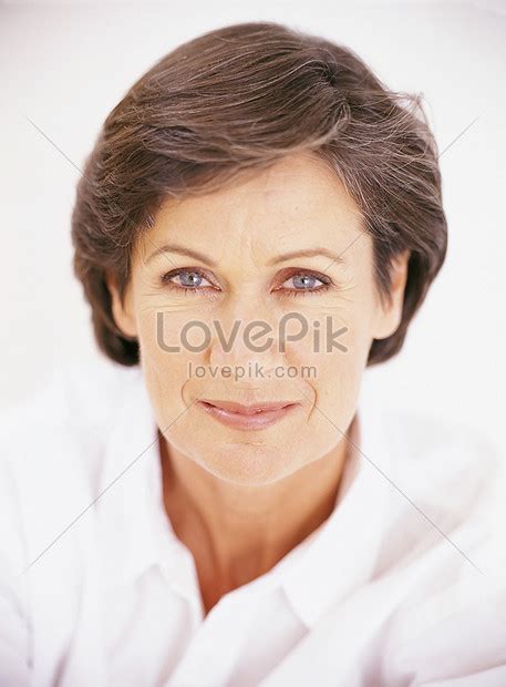 成熟した女性の肖像画 写真素材フリー、にこやか 綺麗な 白人 画像無料ダウンロード lovepik