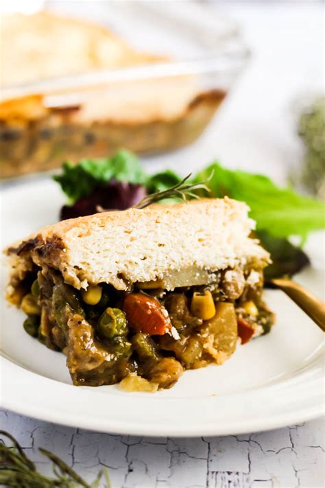 Dreaming of traditional english christmas foods? Vegan Pot Pie with Chickpeas - Emilie Eats