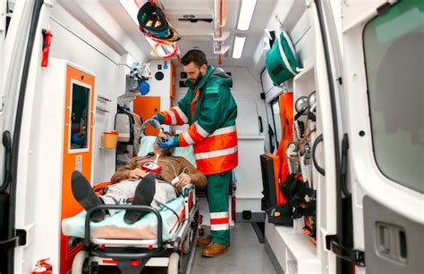 un ambulancier paramédical de sexe masculin en uniforme met un ventilateur avec de l oxygène