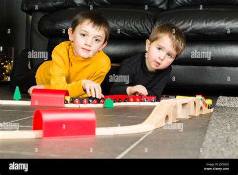 Niños Jugando Con Tren De Juguete De Madera Hermanos Construir Trenes De Madera En Su Casa
