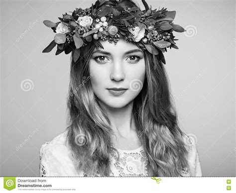 Bella Donna Bionda Con La Corona Del Fiore Sulla Sua Testa Immagine Stock Immagine Di Mascara
