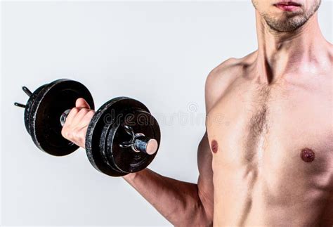 un hombre débil levanta un peso campanas bíceps musculatura fitness nerd maleando un bobo