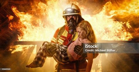 Feuerwehrmann Rettet Ein Kind Stockfoto Und Mehr Bilder Von