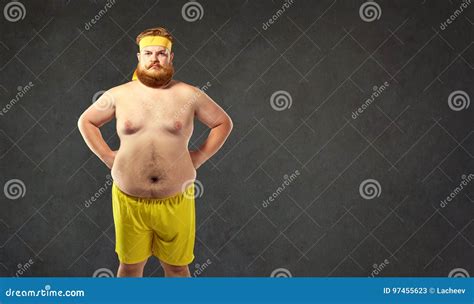 Uomo Nudo Grasso Divertente In Abiti Sportivi Immagine Stock Immagine Di Obesit Tipo