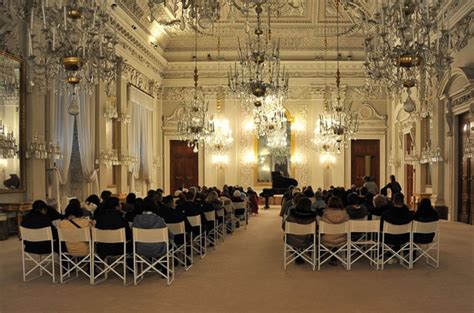 E para acompanhar, também produziu uma música . Musica rinascimentale nella Sala Bianca di Palazzo Pitti ...