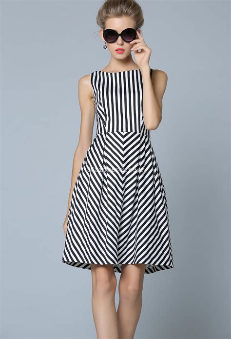Home » robe de soirée » robe soiree noir et blanc. Robe tailleur coupe patineuse avec rayures noir et blanc