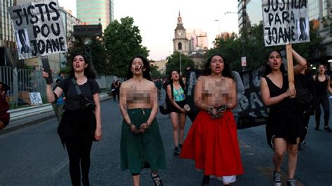 Tolak Kekerasan Gender Wanita Chile Demo Dengan Telanjang Dada Foto