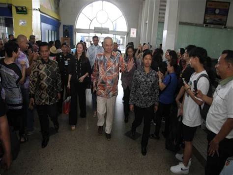 Ia akan turun di gemas laluan bas popular termasuk bas dari kl ke jb, ipoh ke jb, melaka ke jb dan pelbagai lagi. Sultan Nazrin berangkat pulang ke Ipoh naik ETS