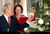 Bundespräsident Johannes Rau und seine Frau Christina steigen nach ...