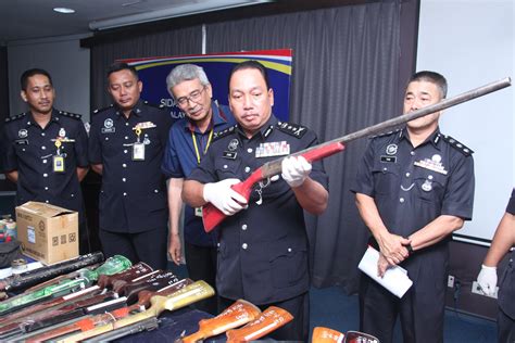 Pemohon bsh yang berstatus warga emas sebatang kara perlulah memenuhi kelayakan seperti berikut: Senjata Buatan Sendiri: Empat Warga Emas Antara Lapan ...