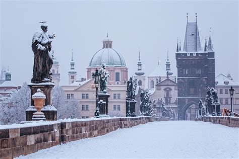 冬のカレル橋 雪の朝 プラハ チェコの風景 Beautiful 世界の絶景 美しい景色