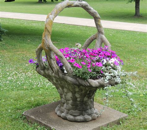 Concrete Flower Basket Full Of Bright Color Садовые горшки Садовые