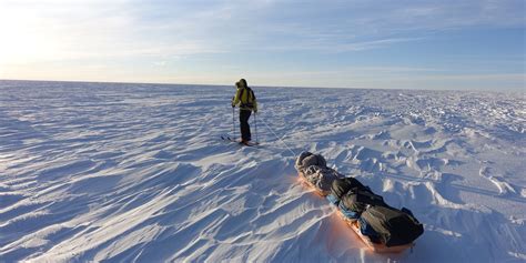 شاهد أول إنسان يعبر القطب الجنوبي سيرا على الأقدام وحيدا مجلة الرجل